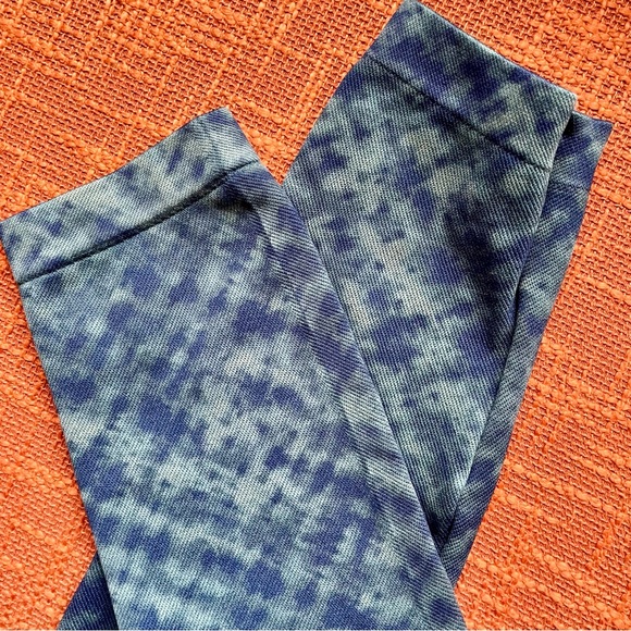 Spanx Look at Me Now Seamless Leggings In Indigo Watercolor Tie Dye Size M EUC - Picture 9 of 9